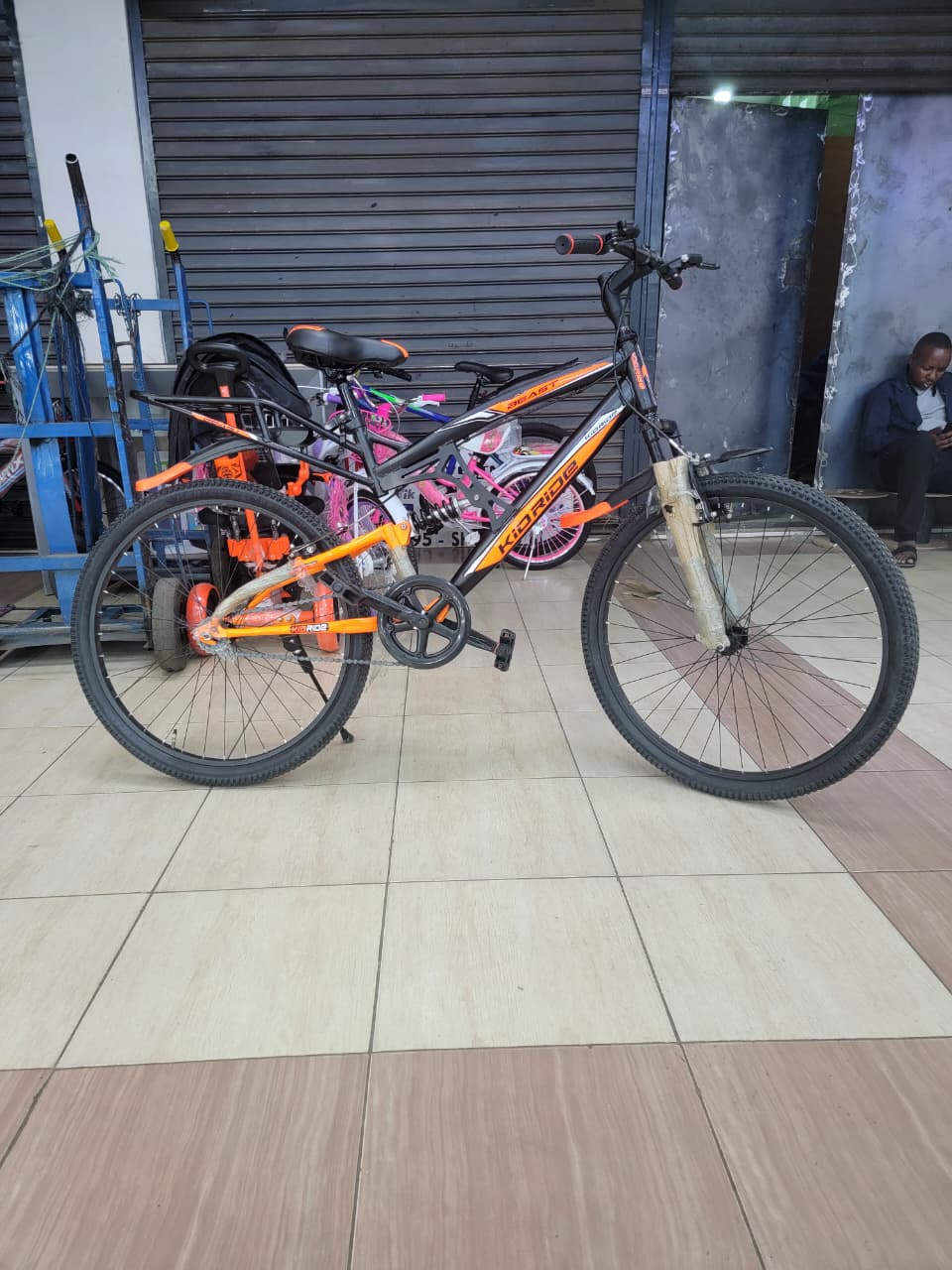 KIDS RIDE SIZE 26 WITH BACK SEAT AND MIDDLE SUSPENSION